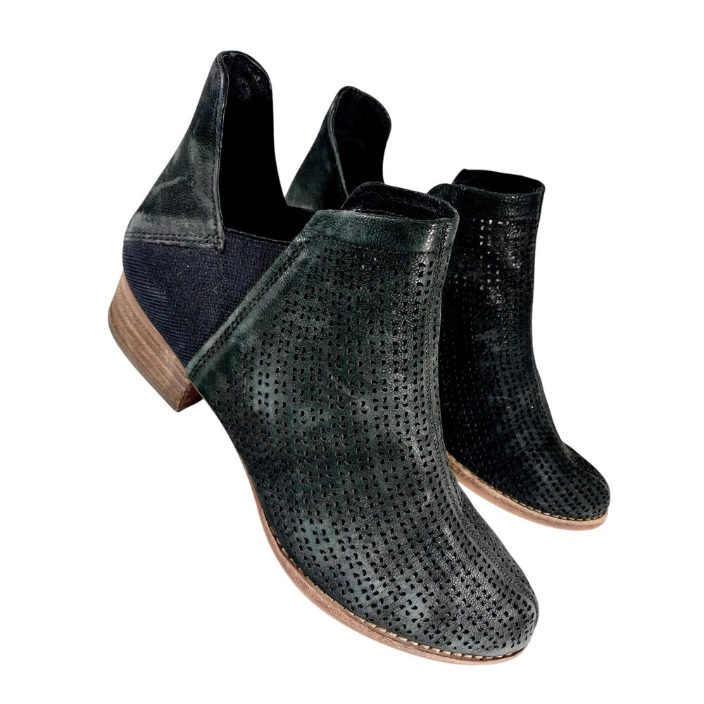 VINCE CAMUTO! BLACK GENUINE SUEDE LEATHER PERFORATED FINISH ANKLE BOOTS! SZ 5.5M